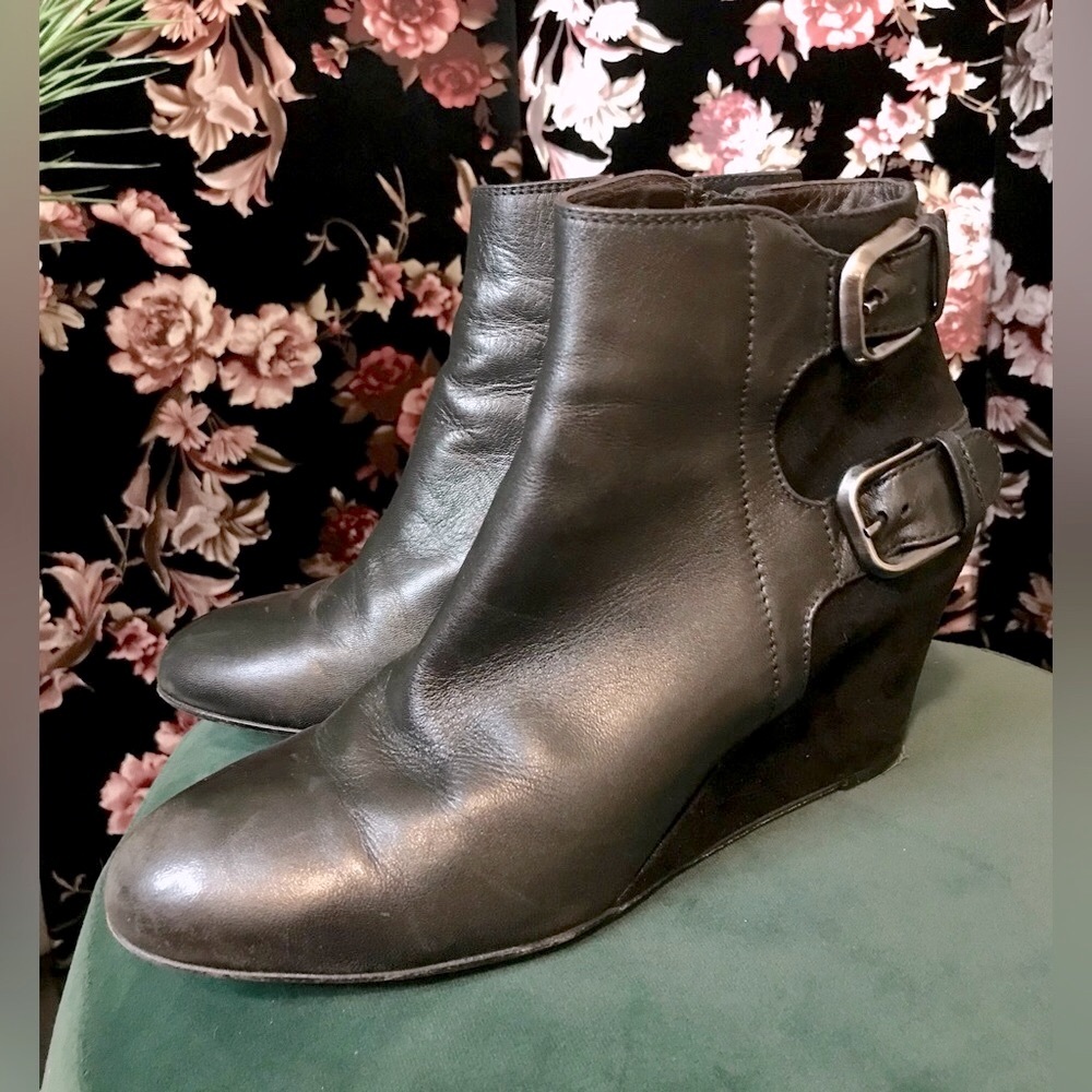 Made In Italy AGL Black Leather Suede Buckle Accent 3in Wedge Ankle Boots Sz 38